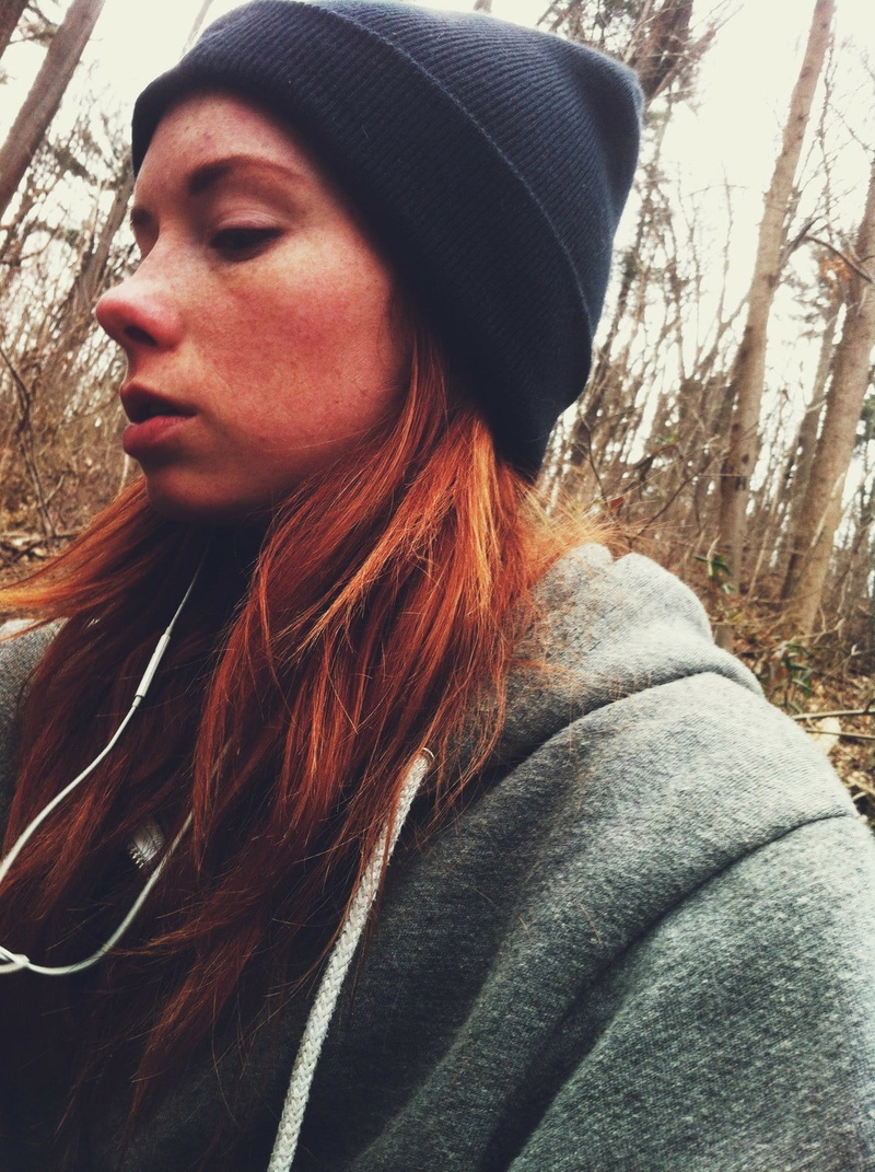 warm clothing, contemplation, hood - clothing, hairstyle, headshot, one person, lifestyles, hat, real people, scarf, looking, outdoors, clothing, 720P