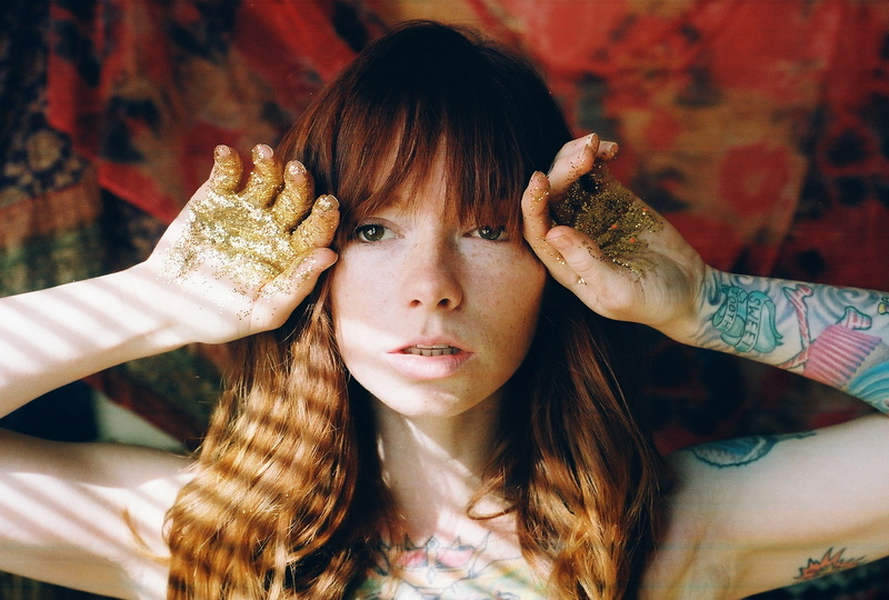 women, looking away, 720P, redhead, model, open mouth, freckles, Hattie Watson, tattoo