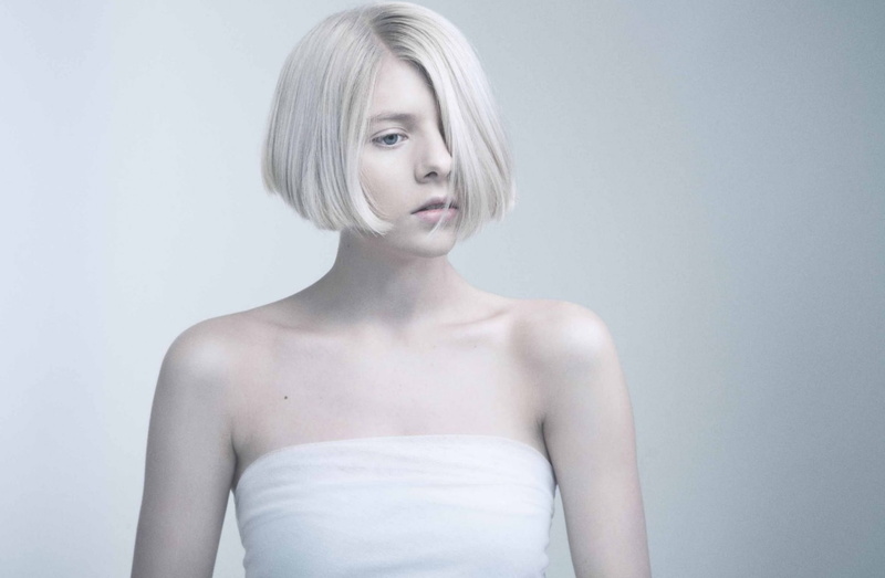 Short Hair, Musicians, hairstyle, hair, White Hair, blue eyes, 720P, Aurora Aksnes, standing, contemplation, indoors, Norwegian, looking at camera, headshot