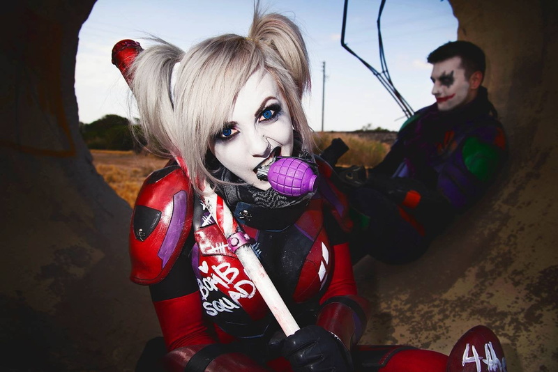 young women, cosplay, lifestyles, 720P, harley, Jessica Nigri, casual clothing, holding, Joker, Ryan Brandt, outdoors, costume, quinn, s, day, model, front view