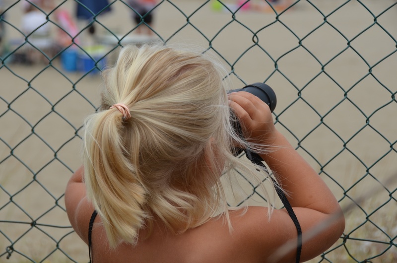 portrait, binoculars, women, human hair, image, leisure activity, fence, hairstyle, rear view, blond hair, medium-length hair, day, woman, 4K, holding