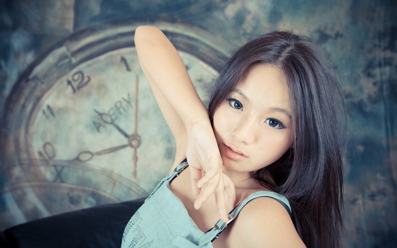 long hair, indoors, hairstyle, casual clothing, clock, beauty, 1080P, young adult, lifestyles, Asian, one person, beautiful woman, headshot, Women, time