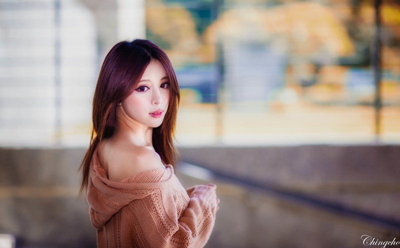 young women, real people, Girls, depthoffield, lifestyles, Asian, Posing, beautiful woman, Young, charm, standing, looking at camera, adult, young adult