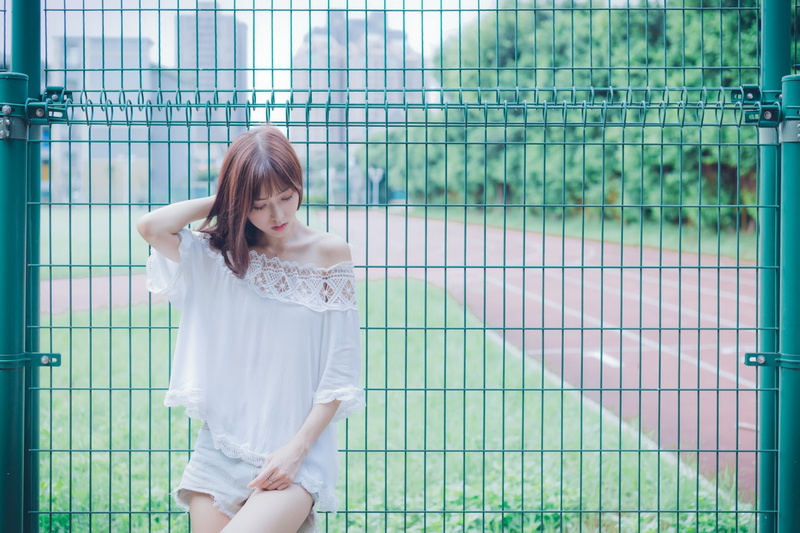 one person, looking at camera, plant, young women, leisure activity, bangs, outdoors, focus on foreground, contemplation, young adult, day, Women, three quarter length