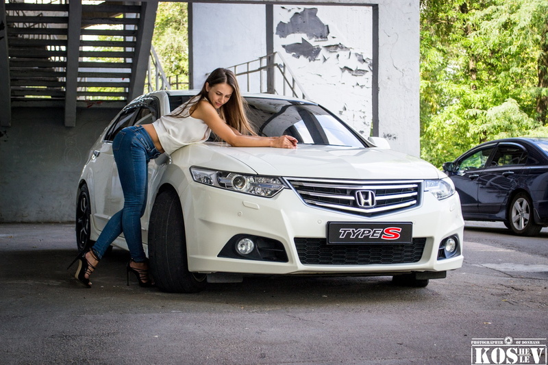 young women, leisure activity, hairstyle, casual clothing, people, day, high heels, women, tanned, land vehicle, car, real people, females, mode of transportation