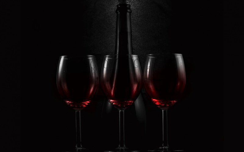 wineglass, group of objects, red, dark, no people, alcohol, wine, wine bottle, bottle, glass, indoors, 720P, drink, studio shot, household equipment, refreshment
