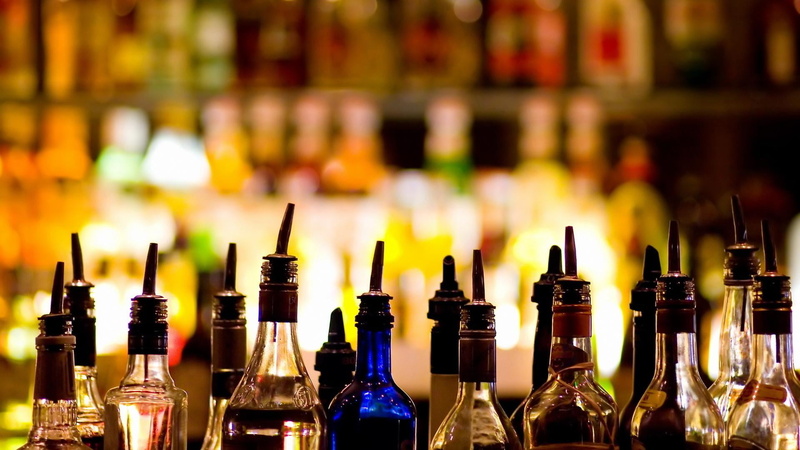 liquor, liquid, restaurant, alcoholic, nobody, beer bottle, beverage, bottle, wine, grape, glass, vessel, champagne, toiletry, bottles, bar, table, luxury