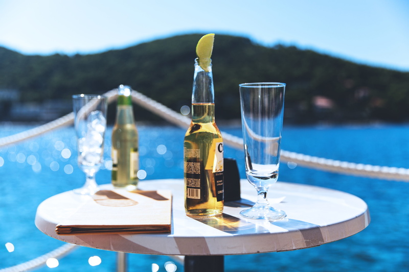 table, water, glass, luxury, pool, 4K, bottle, food/Drink, food and drink, drinks, tourist Resort, travel, focus on foreground, relaxation, holiday, blue