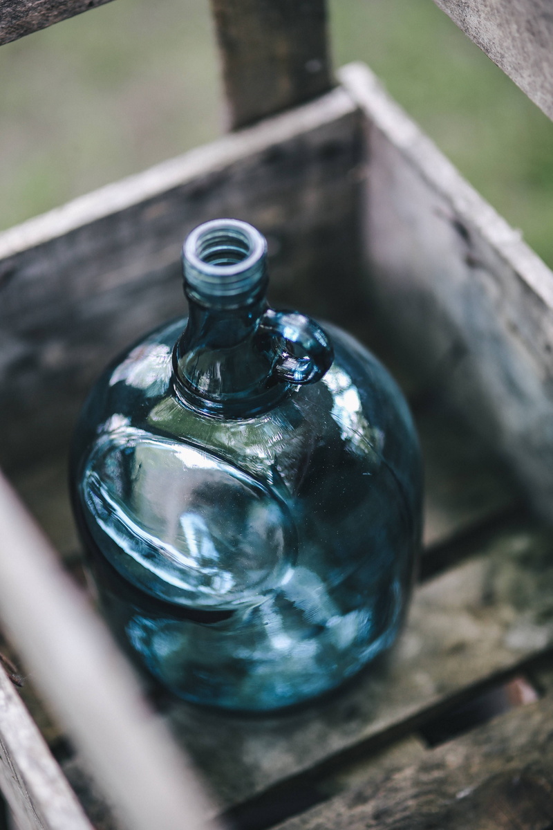 close-up, selective focus, railing, jar, empty, no People, still life, liquid, day, outdoors, various, transparent, water, focus on foreground, wood - material