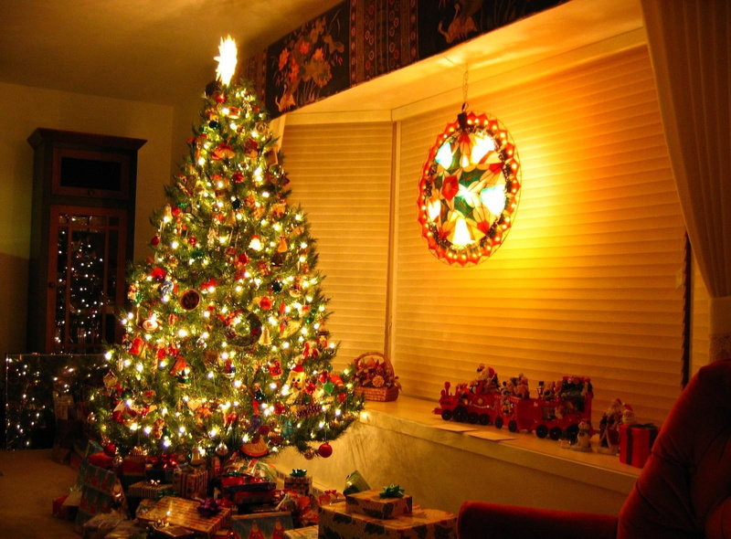 christmas tree, lit, christmas, toys, year, garlands, 720P, new, pre, ornaments, new year, home, holiday, tree, gifts