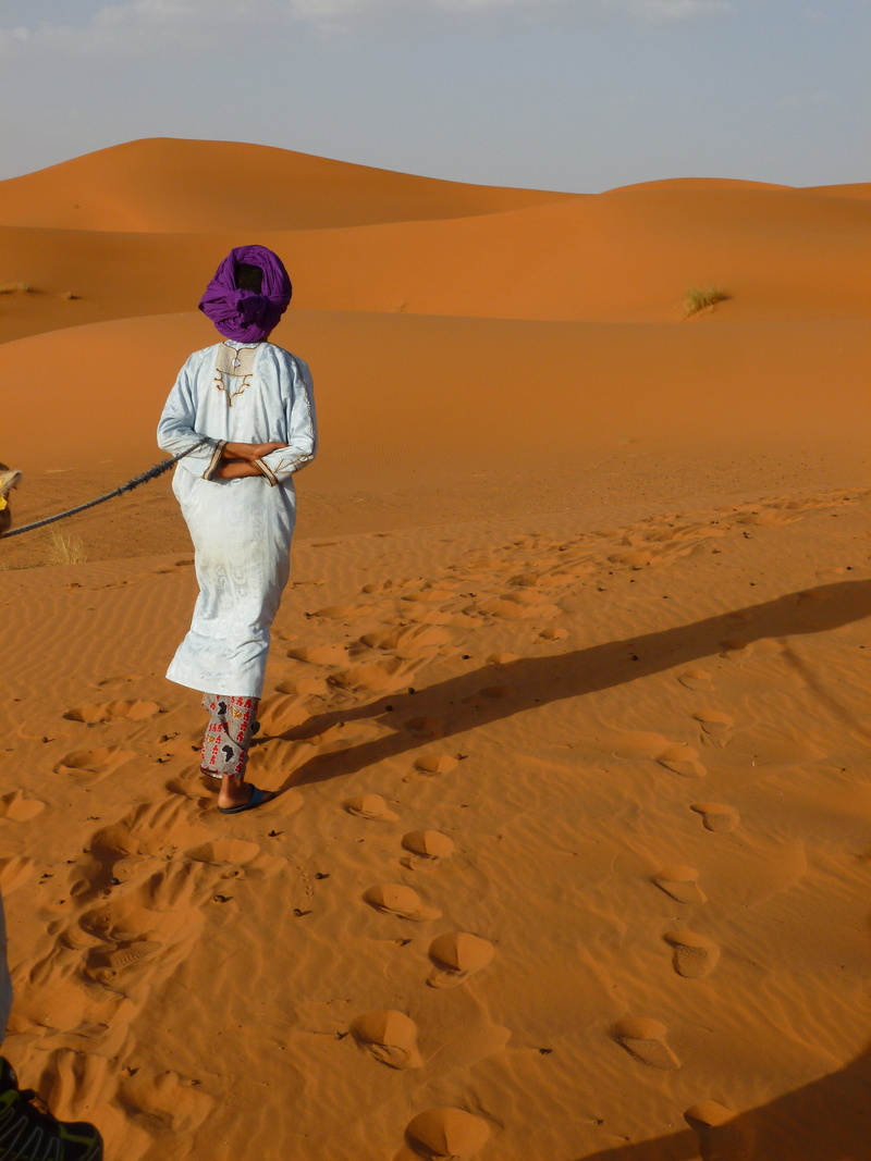 one person, lifestyles, arid climate, women, sand, morocco, sunlight, sand dune, land, people, clothing, adult, full length, sahara, nature, landscape