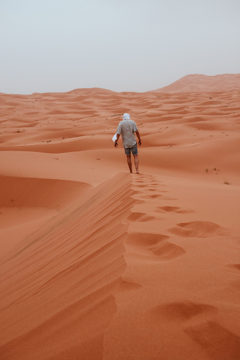 fashion, dry, sahara Desert, style, arid Climate, male, travel, texture, people, footprints, adventure, beach, shirt, solitude, vacations, footprint, gray