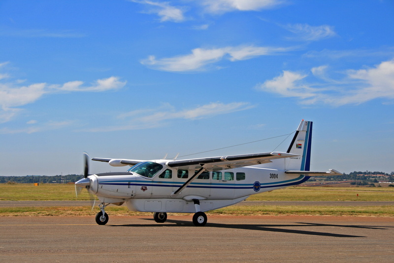 on the move, caravan, mode of transportation, cloud - sky, air force, 4K, air vehicle, single object, outdoors, leaving, business, airplane, flying, airfield
