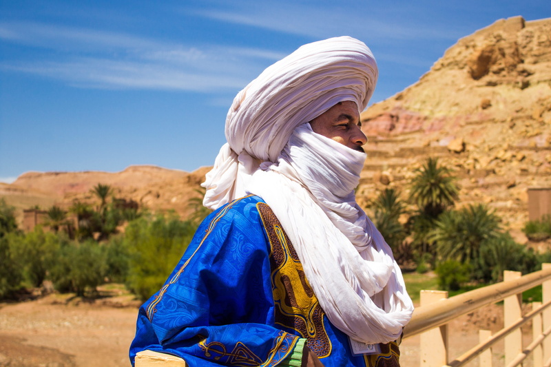 scarf, real people, sunlight, portrait, bedouin, sky, one person, side view, nature, 4K, leisure activity, profile, day, lifestyles, africa, focus on foreground