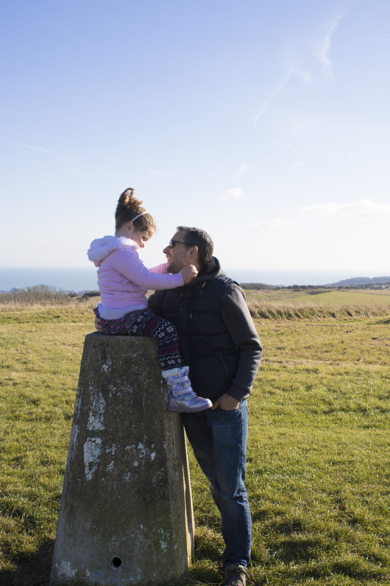 lifestyles, standing, sitting, young, grass, 5K, positive emotion, dad, sea, field, daughter, child, stone, heterosexual couple, nature, environment, day