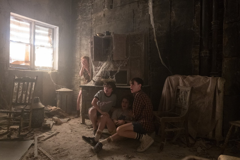 people, It (2017), 1080P, full length, damaged, Finn Wolfhard, indoors, couple - relationship, day, window, dirty, lifestyles, dark, adult, mid adult