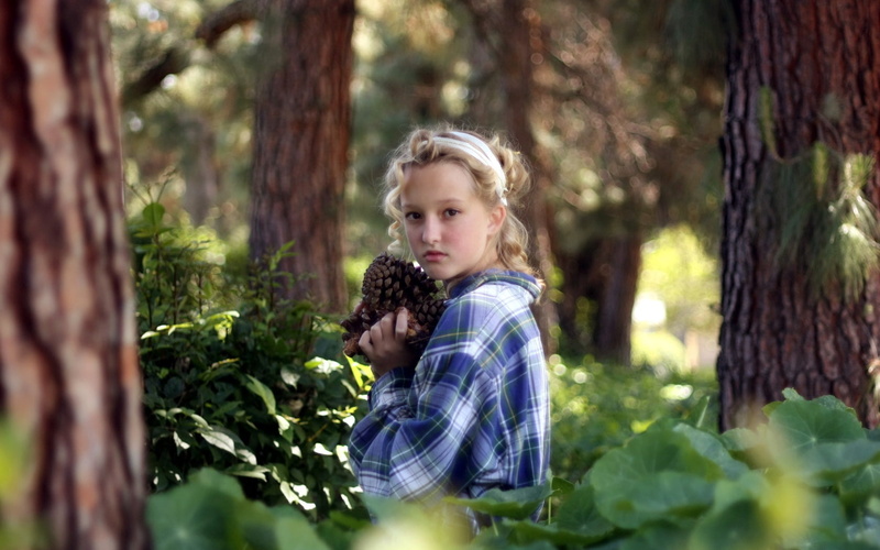 childhood, facial Expression, holding, plaid, caucasian Ethnicity, blurring, blond hair, day, white, grass, summer, cute, green Color, boys, women, people