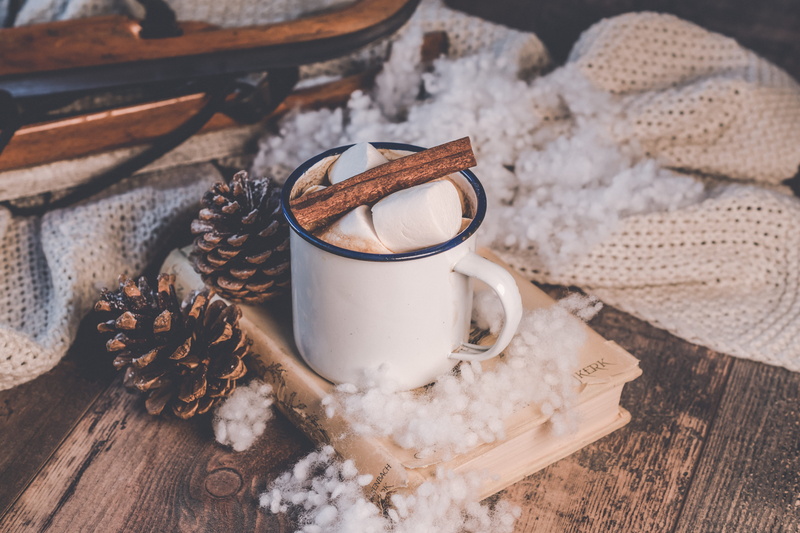 table, holidays, cinnamon, refreshment, rustic, 5K, freshness, wooden, spice, christmas background, cinnamon stick, pinecones, cotton, white, beverage