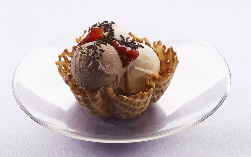 indulgence, freshness, close-up, pastry, garnish, food, frozen food, indoors, temptation, frozen, backgrounds, cake, cream, dairy product, plate, ice Cream