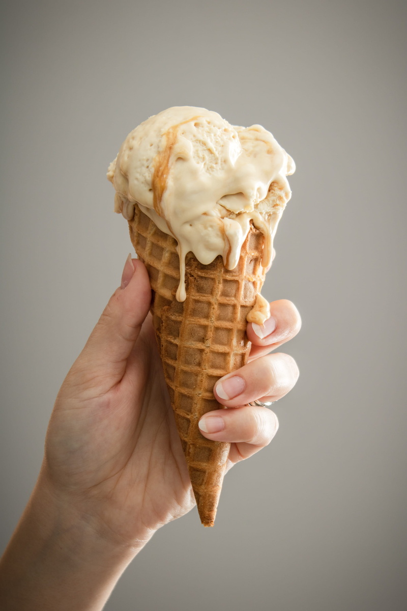 ice, food, 2K, dessert, ice cream cone, sweet, hand, white, food and drink, human body part, cone, melting, human hand, indulgence, frozen, dairy product