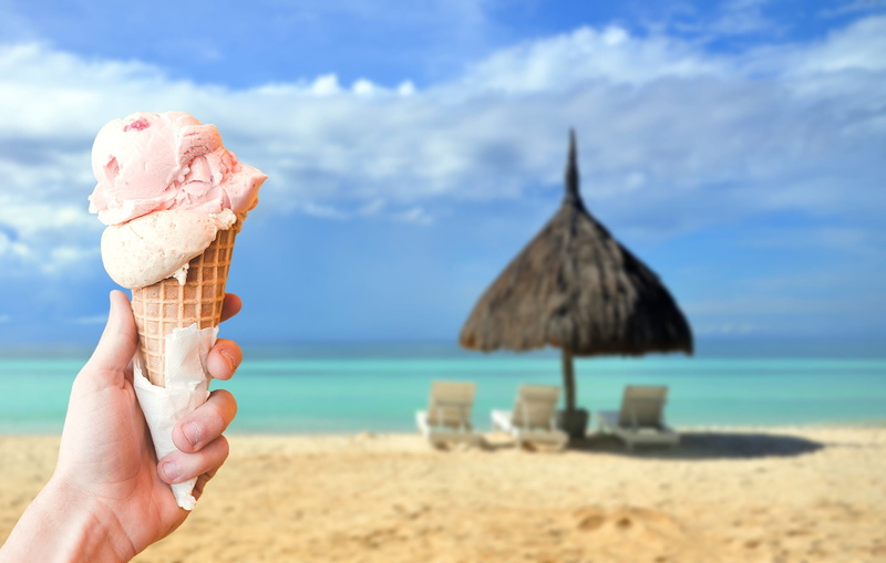 heat, focus, relax, cream ice, ice cream, land, hand, milk ice cream, dairy product, hot, eating ice cream, selective, one person, cream, beach, delicious