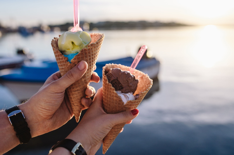 taste, Holding, ice, sweet food, sea, ice screams, one person, man, delicious, creams, simmertime, frozen, men, sweet, outdoors, Ice Creams, Man and Woman