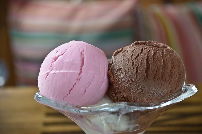 fat, nutrition, table, food, melt, white, ice-cream, dessert, gelato, close-up, ice, sugar, strawberry ice cream, macaroon, refreshing, cuisine, focus on foreground