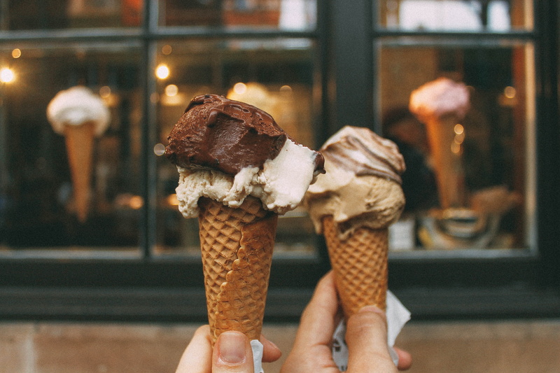 frozen food, ice cream cone, hand, cold, vanilla, human body part, creams, persons, cream, frozen, dessert, ice cream, indulgence, ice, holding, hands