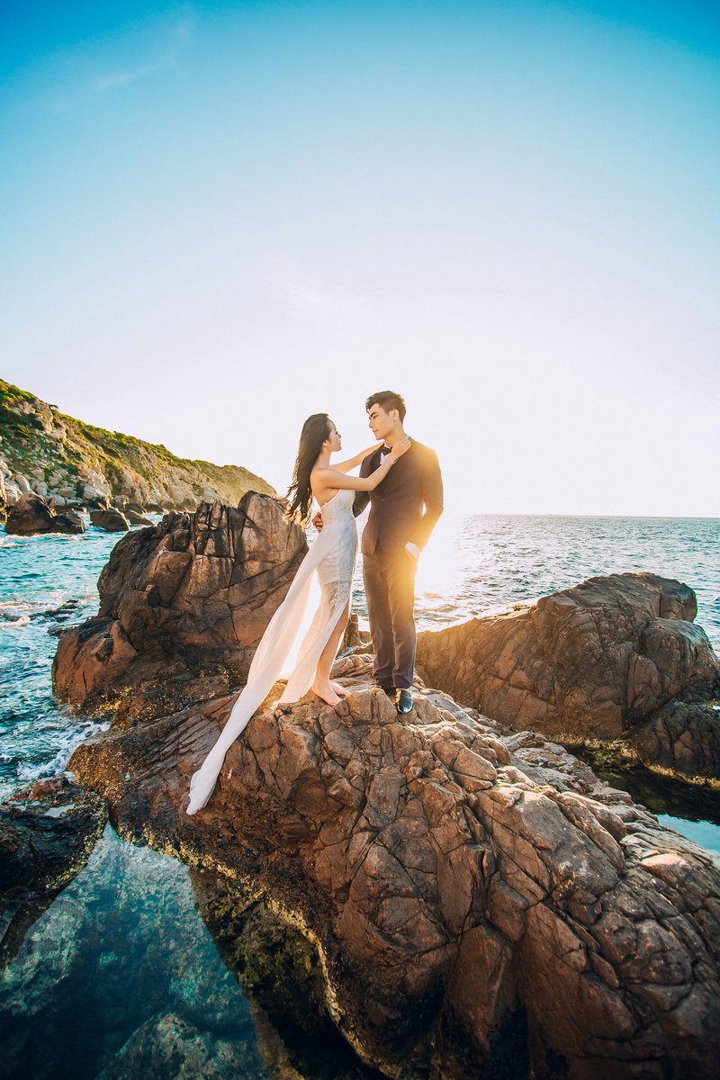 pose, ocean, outdoors, rock - object, wedding photo, heterosexual couple, young adult, couple, women, leisure, beach, beach wedding, seashore, horizon over water