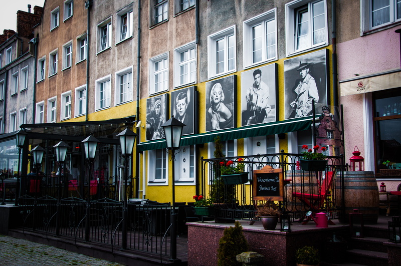 wall - building feature, outdoors, no people, architecture, exterior, monroe, lampposts, pots, 5K, built structure, marilyn, urban, picture frame, window