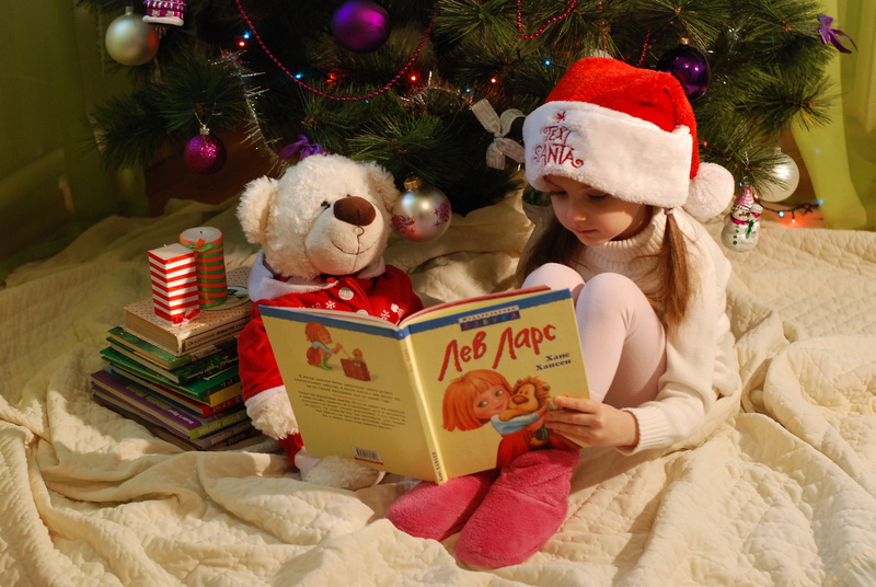 reading, christmas decoration, white, children only, celebration, santa hat, christmas decorations, 4K, one person, tree, new years eve, toy, jewelry