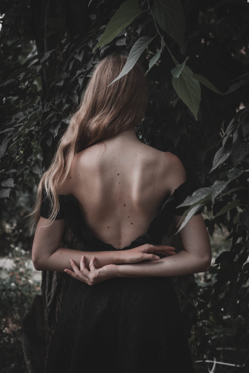 arms, one person, lifestyles, dress, model, tree, standing, woman, plant, 5K, nacked back, leafed, wood, front, adult, hairstyle, leisure activity, three quarter length