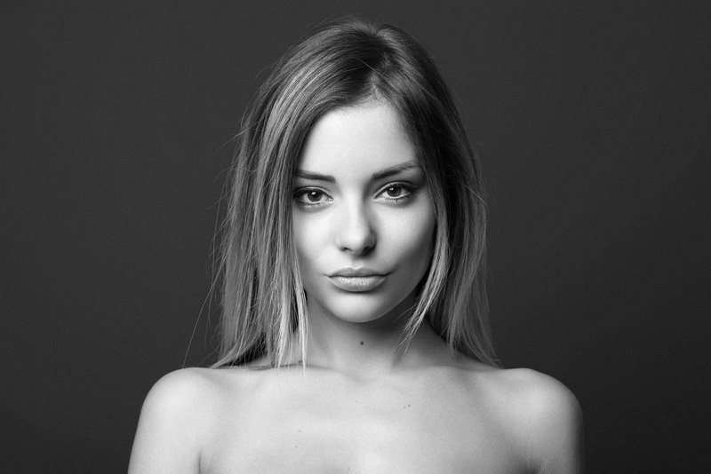 beautiful woman, young women, looking at camera, bare shoulders, one person, face, simple background, indoors, hair, young adult, shirtless, 1080P, headshot