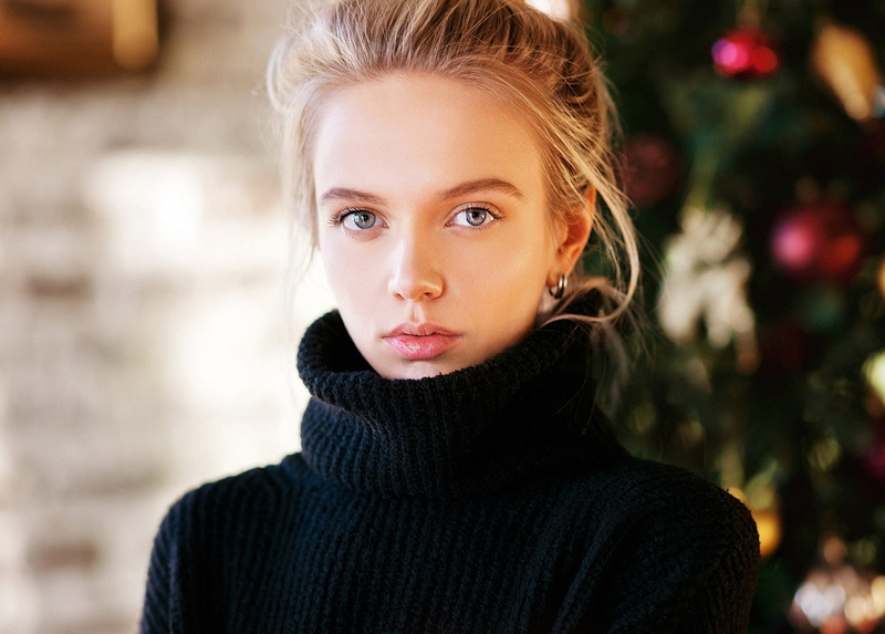 face, Christmas Tree, Maxim Maximov, gray eyes, black sweater, women, 1080P, Maria Popova, depth of field, looking at viewer, portrait, women indoors