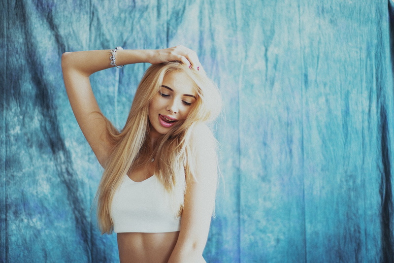 lifestyles, young adult, beauty, beautiful woman, fashion, wall - building feature, 1080P, hair, adult, blond hair, human arm, arms raised, indoors, portrait
