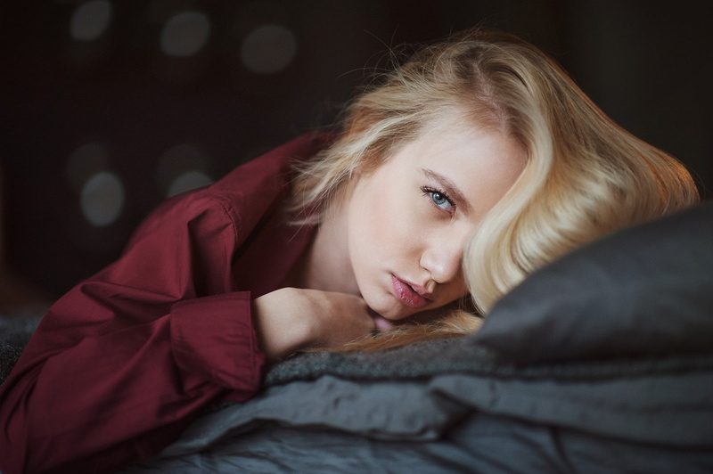 eyeliner, Maxim Maximov, red clothing, blonde, 1080P, relaxing, blue eyes, looking at viewer, women, Maria Popova, makeup, hair over one eye