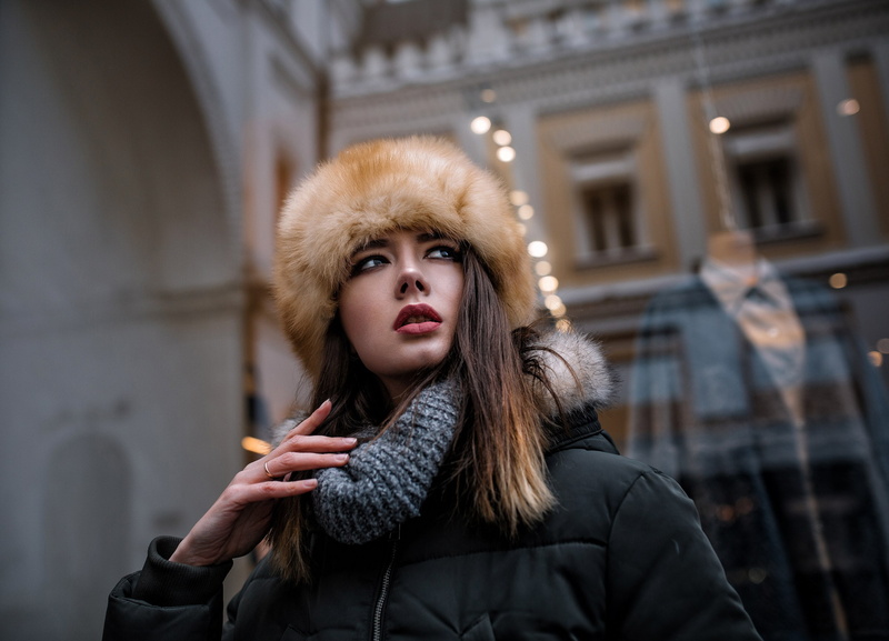 women, urban, winter, adult, real people, black jackets, 2K, hairstyle, warm clothing, beautiful woman, lifestyles, fur cap, young women, touching hair