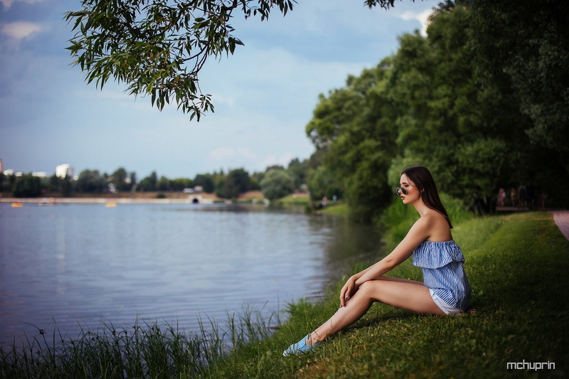 grass, portrait, depth of field, short shorts, sitting, Disha Shemetova, striped tops, bare shoulders, 1080P, lagoon, outdoors, trees, model, sky, looking away