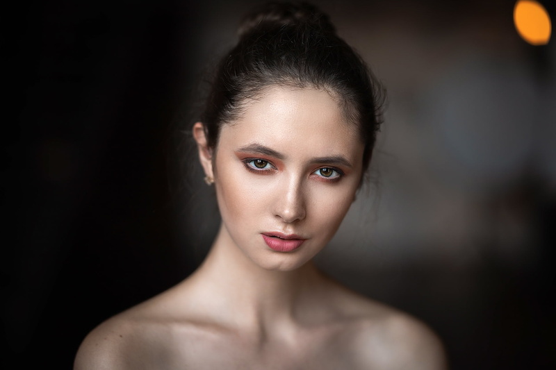 Andrey Trifonov, portrait, lipstick, bare shoulders, brown eyes, looking at viewer, red lipstick, depth of field, women, 1080P, brunette, Disha Shemetova