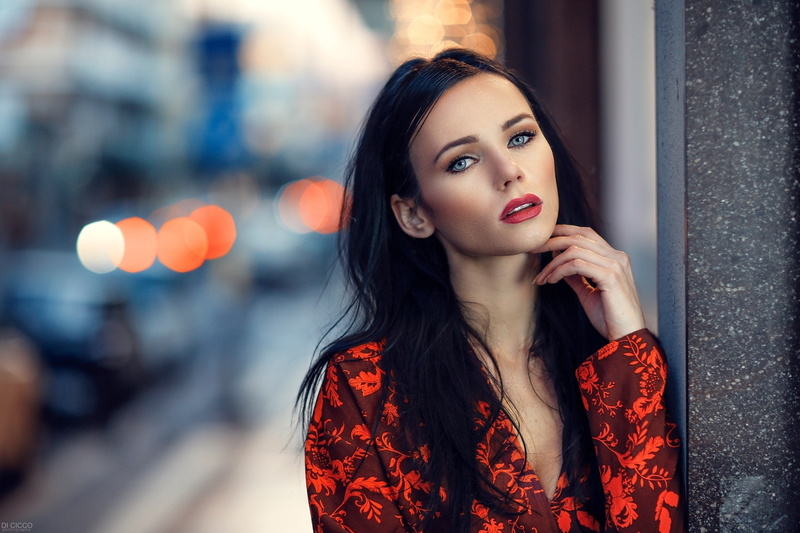 model, portrait, fashion, beautiful people, focus on foreground, front view, young women, 1080P, looking away, depth of field, beautiful woman, women