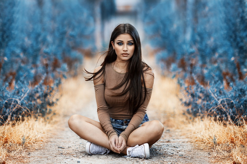 1080P, depth of field, legs crossed, Alessandro Di Cicco, blue eyes, sneakers, women, sitting, jean shorts, tanned