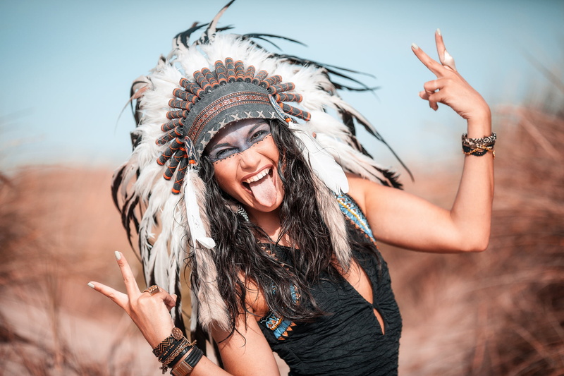 Feather, Model, Girl, Depth Of Field, 1080P, Models, Woman, Smile, Headdress, Black Hair, Native American