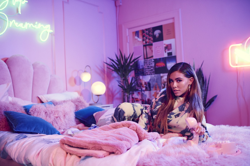 Singers, Neon, Madison Beer, Singer, Bed, 8K, American, Brunette