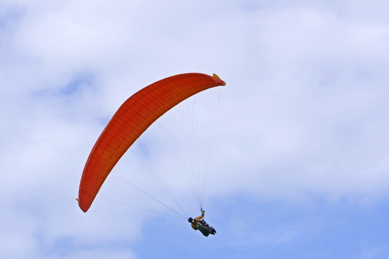 mid-air, 5K, summer, lifestyles, blue, transportation, airfare, parachute, paragliding, one person, distance, leisure activity, nature, cloud - sky, sky