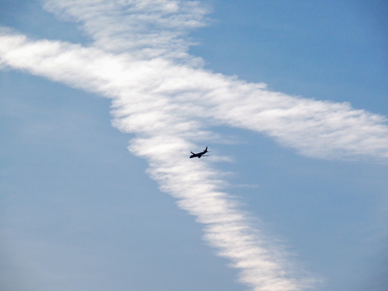 clouds, blue sky, motion, approach, outdoors, transportation, air vehicle, sky, 2K, above the clouds, air traffic, contrail, mid-air, departure, low angle view