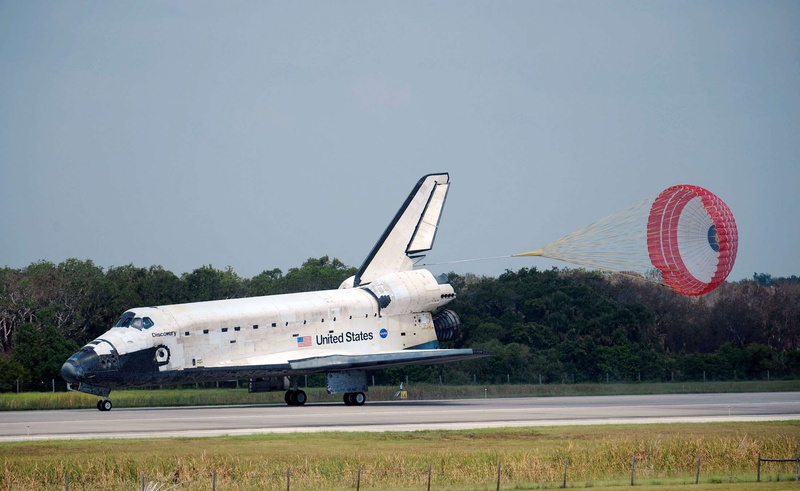 military airplane, sky, nasa, discovery, astronauts, clear sky, air vehicle, aerospace industry, army, runway, drag chute, day, 1080P, plane, flight, space