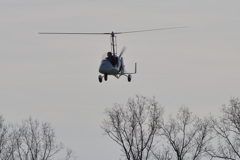 medikopter, bare tree, plant, nature, transportation, fly, overhead cable car, travel, ski lift, low angle view, clear sky, sky, real people, aircraft