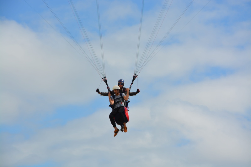 safety harness, exhilaration, nature, height, flying, extreme sports, mid-air, joy, day, landing, flight, full length, sky, paragliding, hobbies, men, excitement