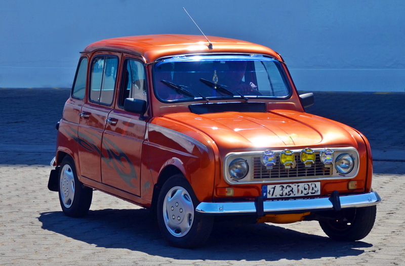sky, 4K, land vehicle, r4, transportation, sign, water, day, nature, classic, sunlight, travel, old, outdoors, city, veteran, renault, car, renault4, beach