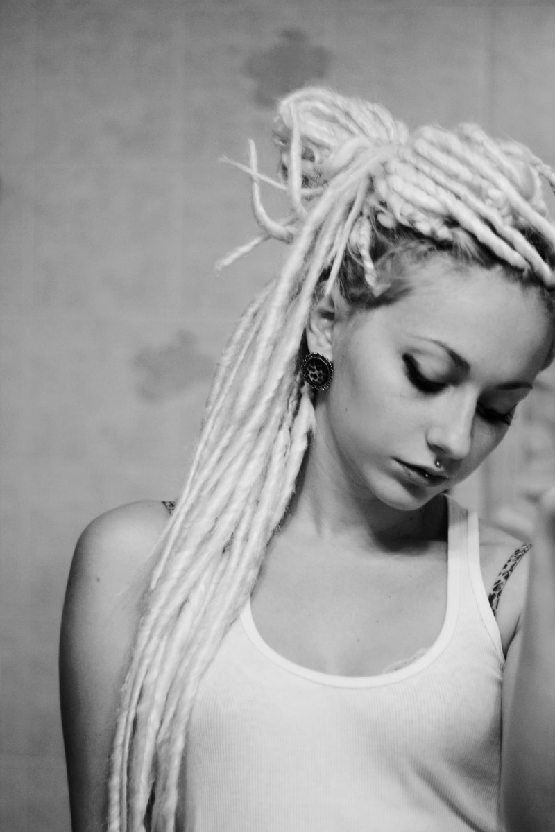 face, 720P, portrait display, dreadlocks, human hair, beautiful woman, young women, adult, eyes closed, piercing, contemplation, indoors, model, beautiful people
